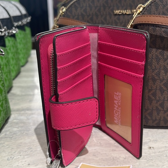 Michael Kors Medium Saffiano Leather Bifold Wallet
Dragonfruit
NWT - Picture 10 of 16